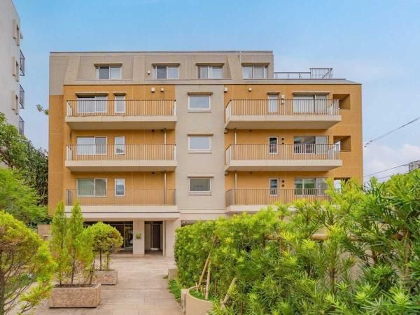 2LDK Apartment for Sale in Minami Aoyama, Minato-ku, Tokyo - Thumbnail 2