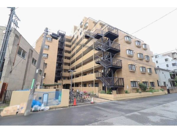 Renovated 2LDK Apartment with Private Garden in Funabashi - Thumbnail 3