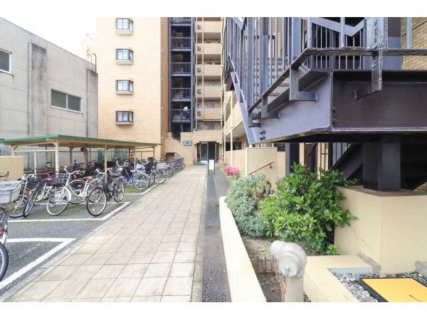 Renovated 2LDK Apartment with Private Garden in Funabashi - Thumbnail 4