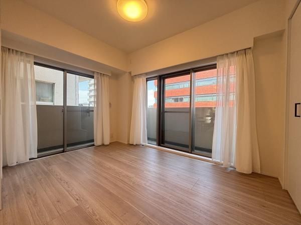 2LDK Apartment for Sale in Itabashi-ku, Tokyo - 60.55m² - Thumbnail 2