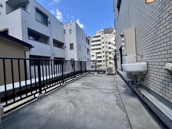 2LDK Apartment in Bunkyo-ku, Nezu, Tokyo for Sale - Thumbnail 2