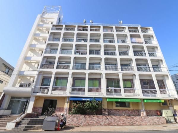 Renovated 1LDK Apartment in Meguro, Tokyo - Top Floor, South Facing - Thumbnail 3