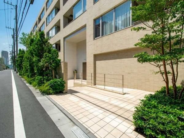 1LDK Apartment for Sale in Shinjuku, Tokyo - 68.84m² - Thumbnail 2