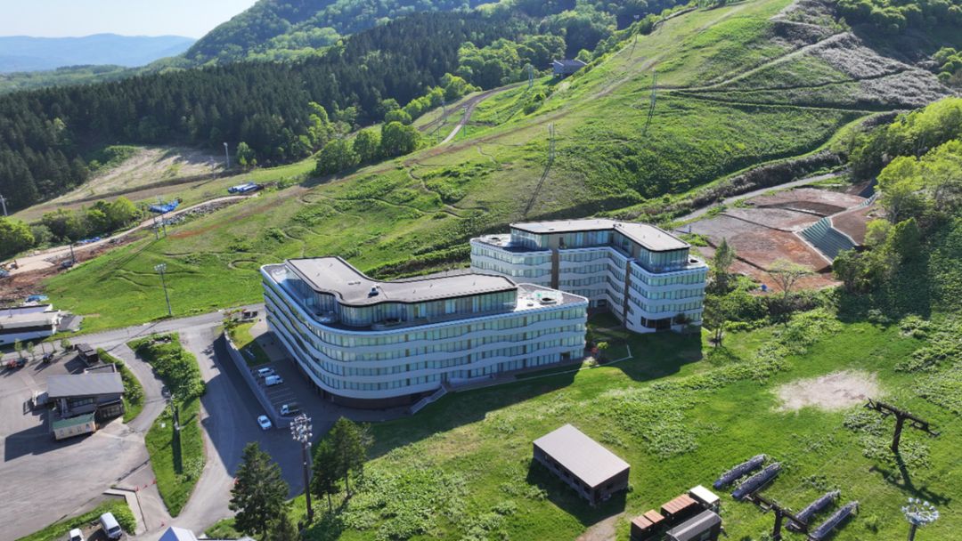 Skye Niseko 253: 3-Bed Ski-in Ski-out Luxury Condo in Hirafu - Thumbnail 3