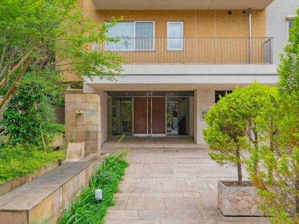 1LDK Apartment for Sale in Minami Aoyama, Minato-ku, Tokyo - Thumbnail 2