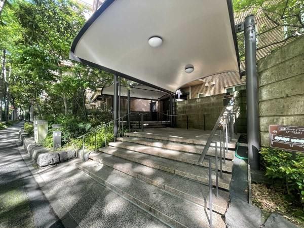 2LDK Apartment for Sale in Hiroo, Shibuya, Tokyo - Thumbnail 2