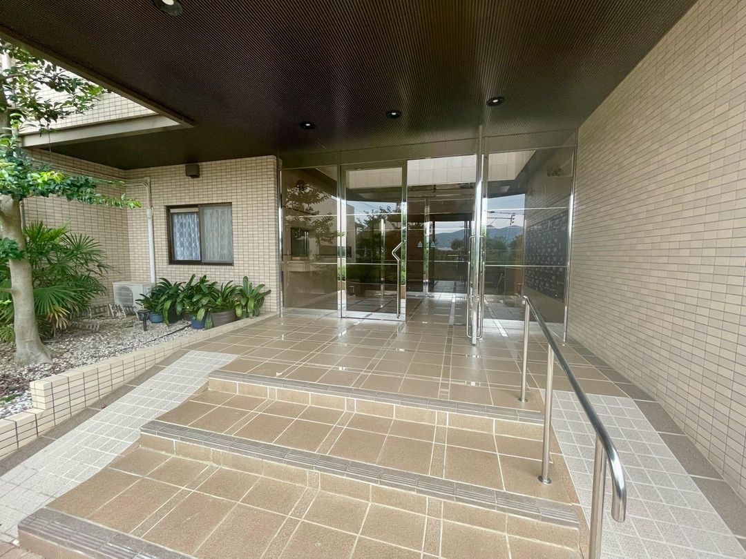 4LDK Corner Apartment in Nagasaki's Aoyama High Town - Thumbnail 2