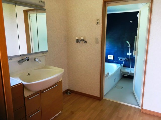 Fashionable Makkari House for Sale in Hokkaido with Cascade Garage - Thumbnail 4