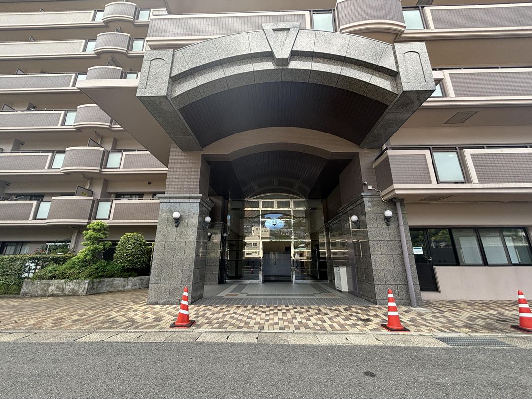 4LDK Corner Apartment in Nagasaki with Panoramic City Views - Thumbnail 2