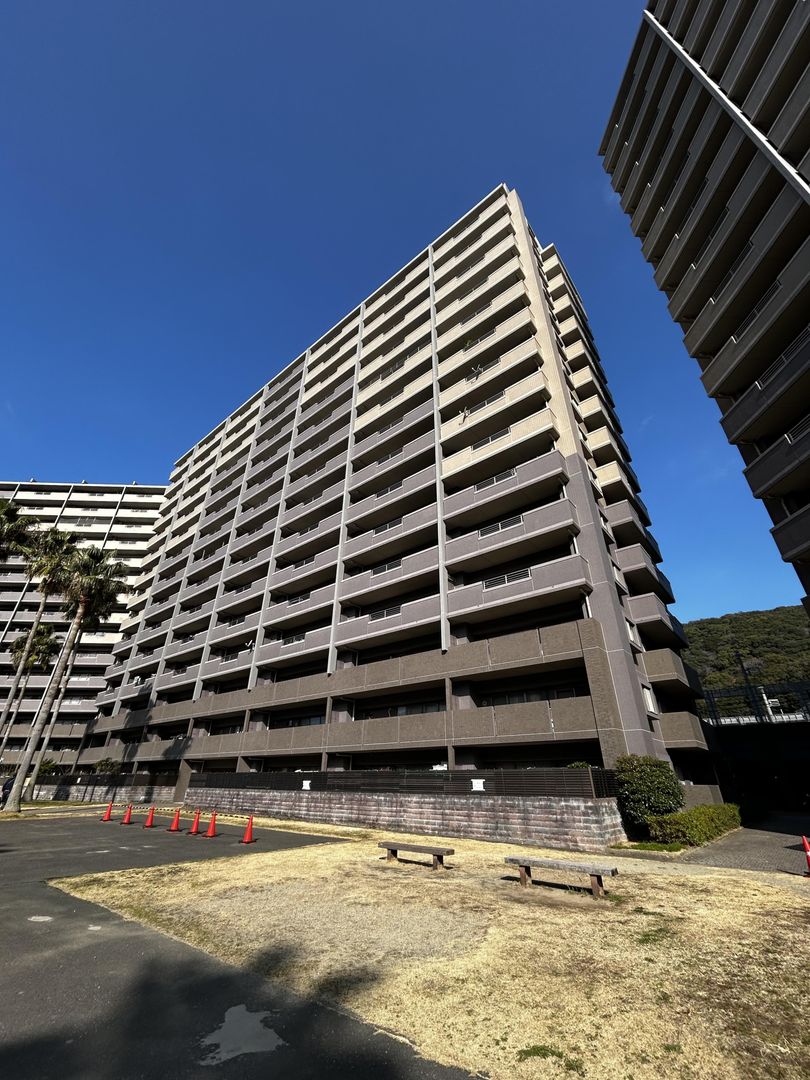 3SLDK Apartment with Sea Views in Nagasaki Marina City - Image 1