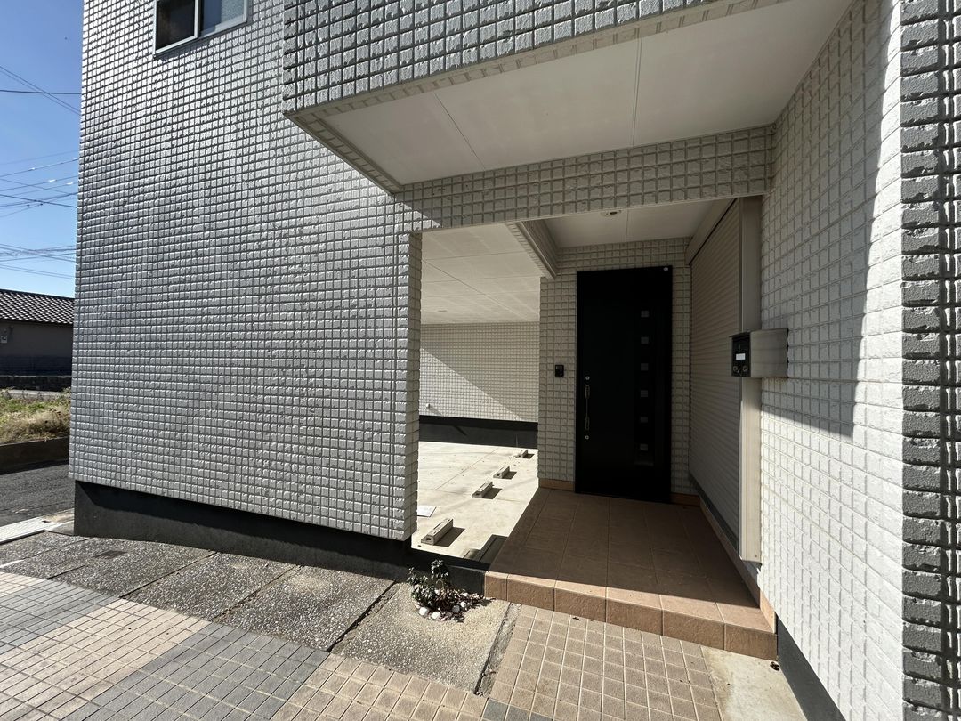 Modern Cube House with Garage in Shimabara, Nagasaki - Thumbnail 4