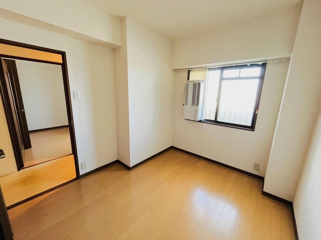 Renovated 3LDK Apartment in Nagasaki's Nameishi Area - Thumbnail 2