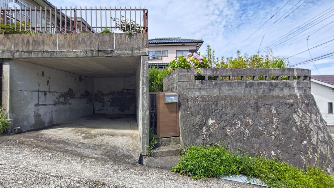 Sloping residential plot in Nagasaki with road ownership - Image 1