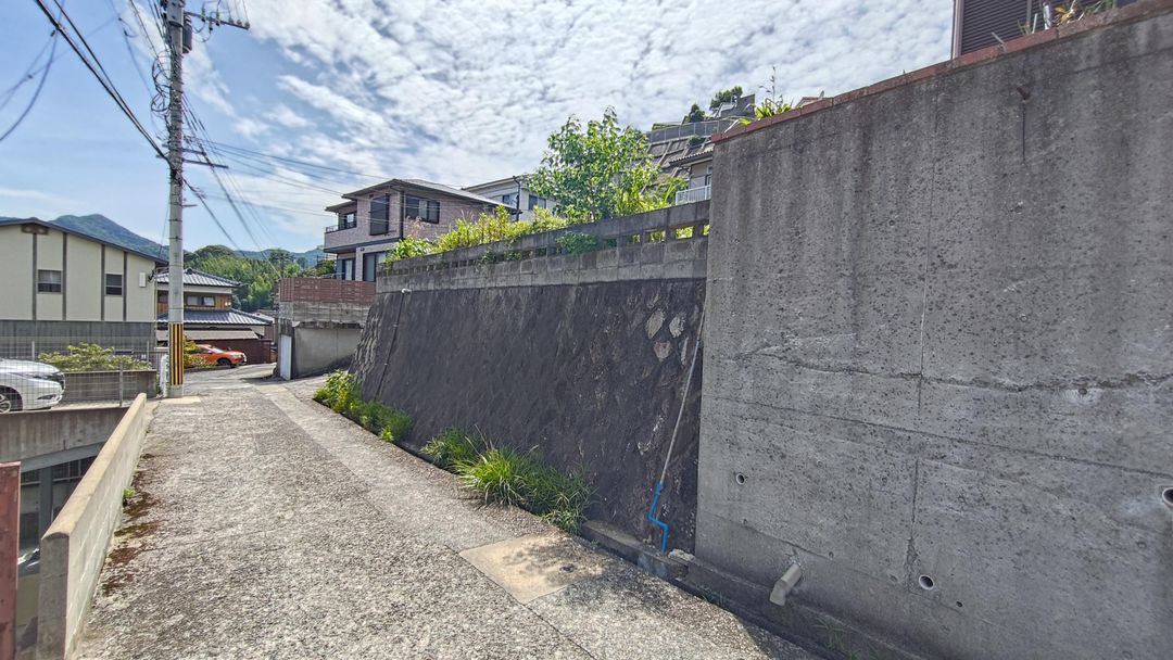 Sloping residential plot in Nagasaki with road ownership - Thumbnail 4