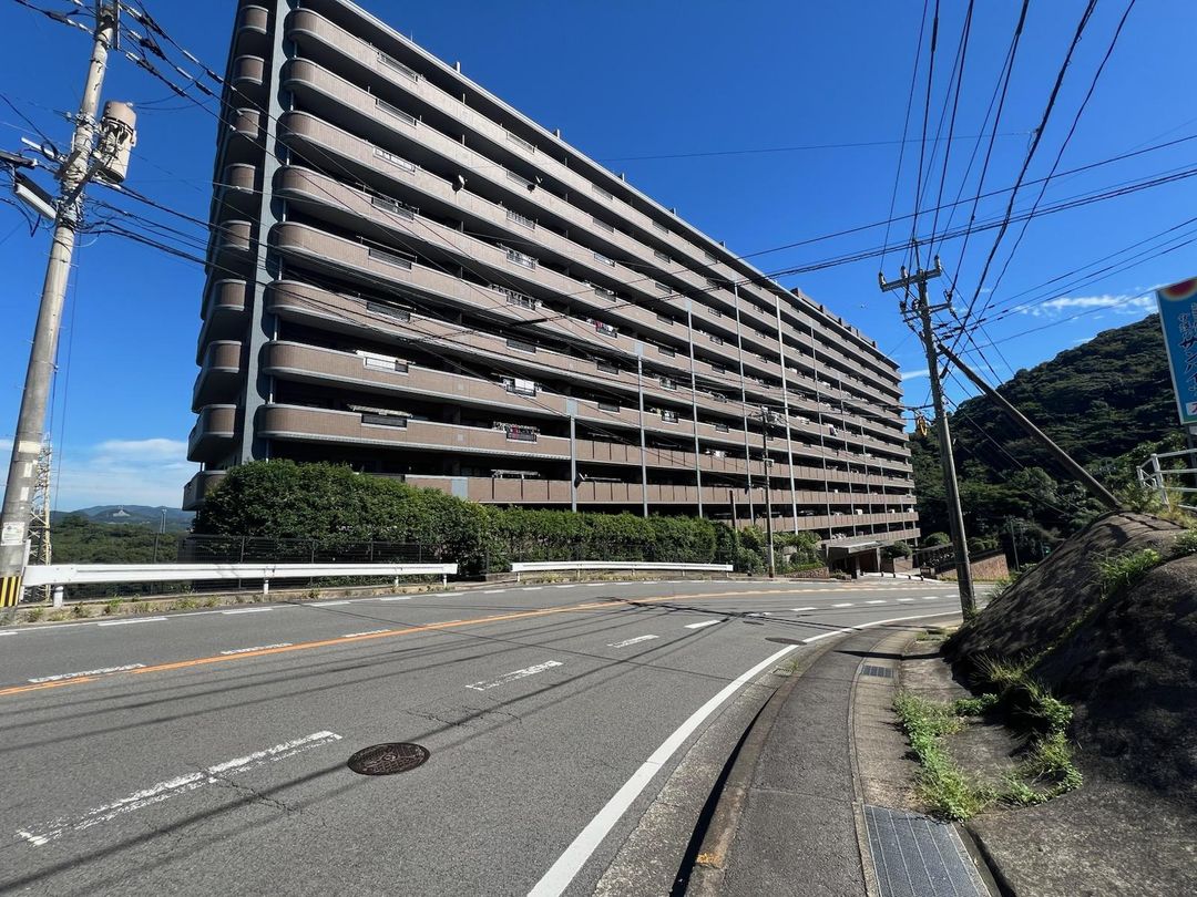 Renovated 4LDK Apartment in Nagasaki's Aoyama Grand Hills - Thumbnail 2