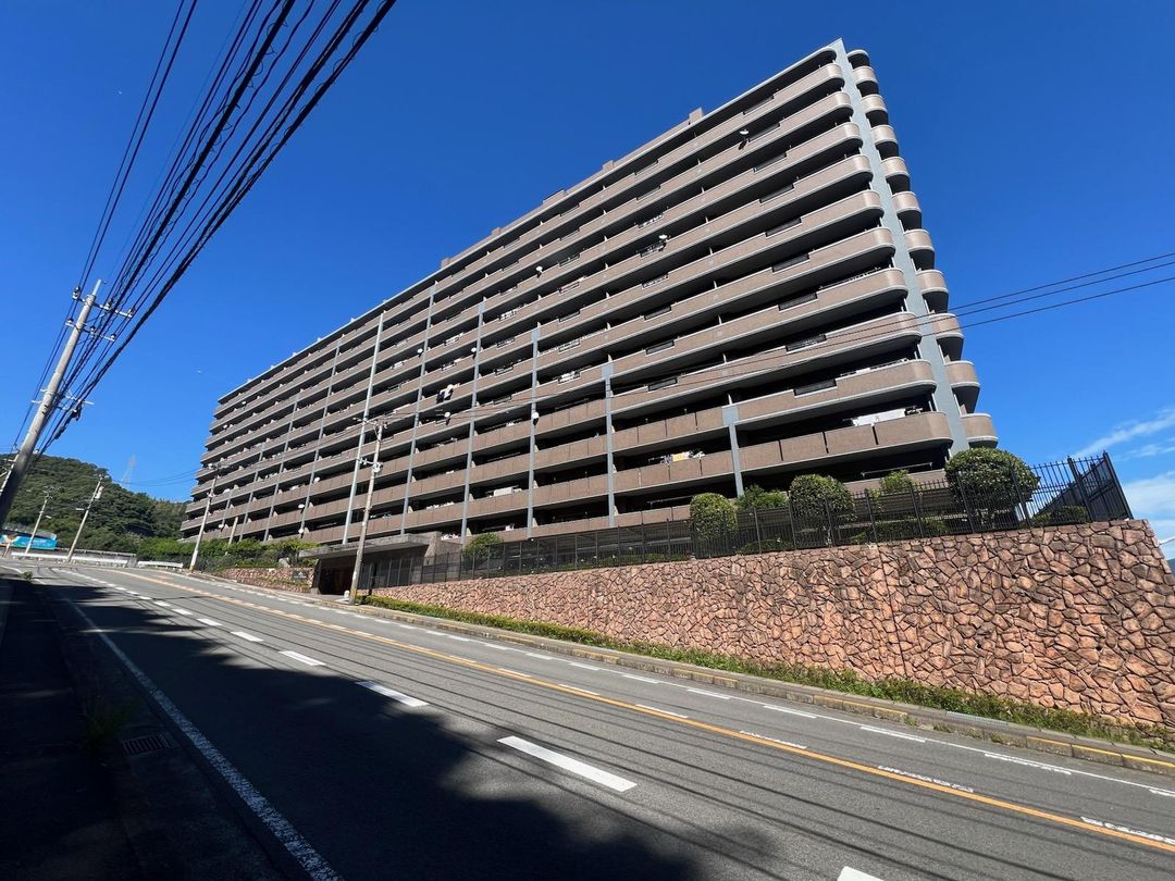 Renovated 4LDK Apartment in Nagasaki's Aoyama Grand Hills - Thumbnail 3