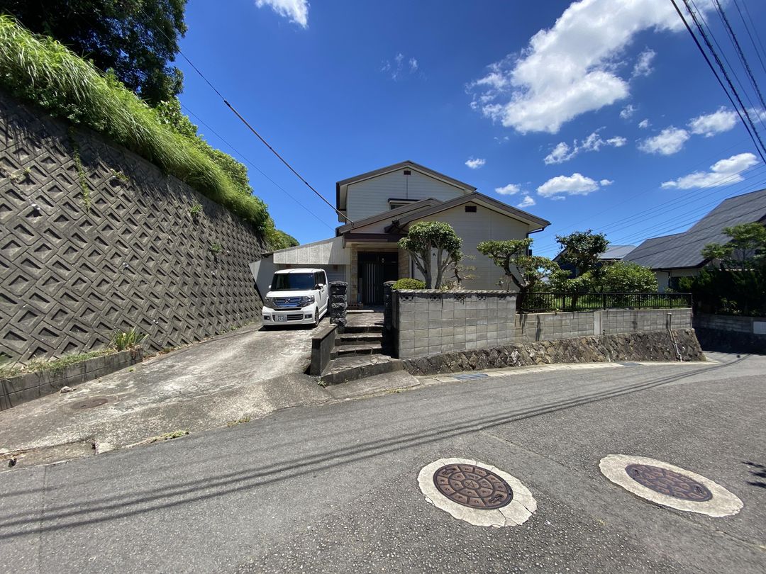 Spacious 93-tsubo Property with Large Garden in Nagasaki - Thumbnail 2