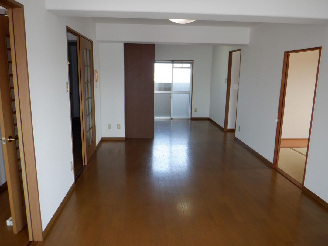 4LDK Corner Apartment for Sale in Isahaya, Nagasaki - Thumbnail 2