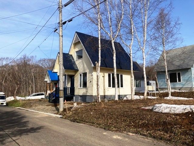 Refurbished 2LDK House for Sale in Niseko, Hokkaido - Thumbnail 2