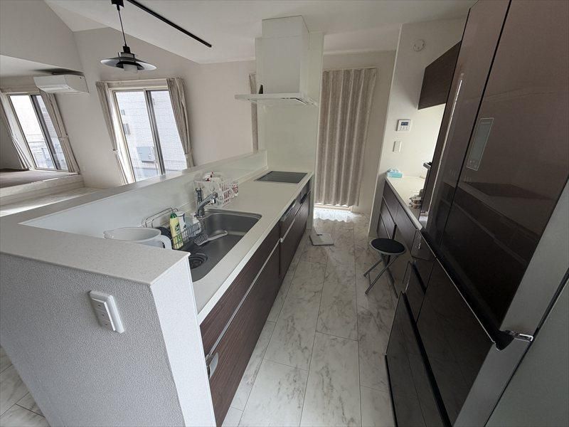 Modern 4LDK House in Isahaya with EV Charging & Designer Kitchen - Thumbnail 2