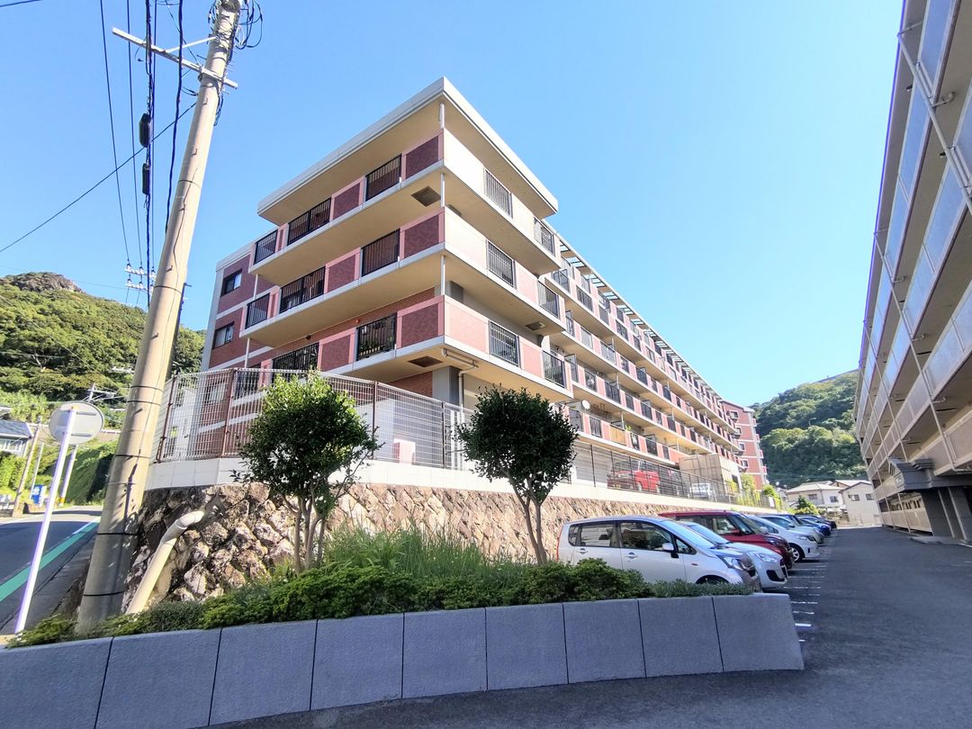 Spacious 4LDK Apartment in Nagasaki with Recent Renovations - Thumbnail 2