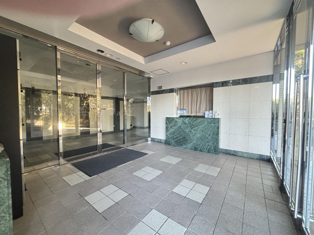4LDK Corner Apartment with Views in Nagasaki's Surpass Izumimachi - Thumbnail 3