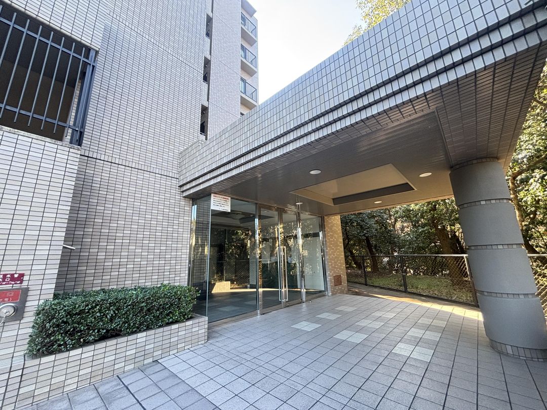 4LDK Corner Apartment with Views in Nagasaki's Surpass Izumimachi - Thumbnail 2