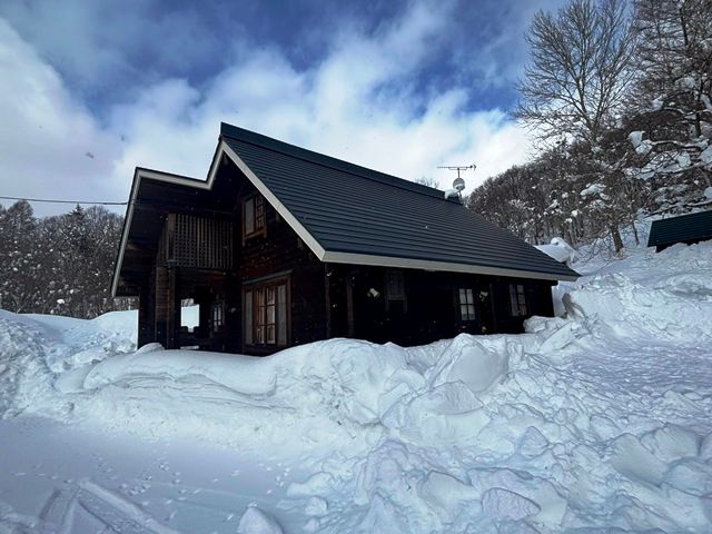 Hirafu Log House for Sale in Niseko with Hotel Business License - Thumbnail 2