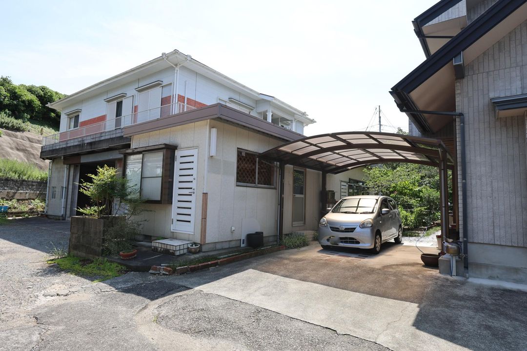 2-Story 4SLDK House in Sasebo with Multi-Generational Layout - Thumbnail 2