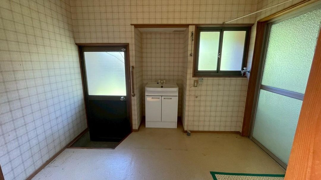 5DK House for Sale in Shimabara, Nagasaki - 135.36㎡ on 255.39㎡ Land - Thumbnail 2