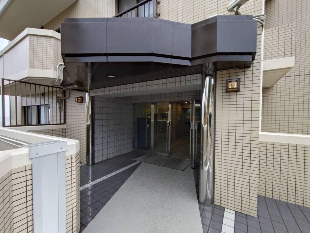 Renovated 2LDK Apartment in Sasebo, Nagasaki - 59.92m² - Image 1