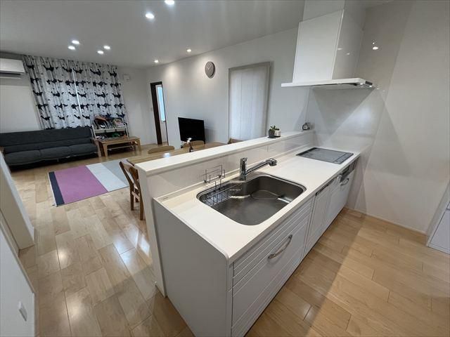 Modern Solar-Powered 4-Bedroom House in Nagasaki - Thumbnail 4