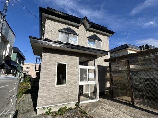 Renovated 4LDK House in Aomori City with 3 Parking Spaces - Thumbnail 2