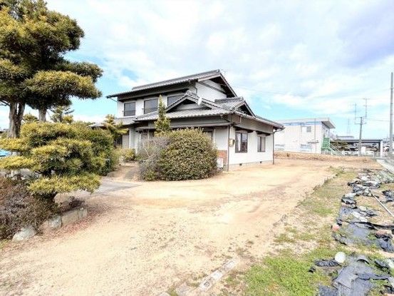 Spacious 7DK House on Large Corner Lot in Takamatsu City - Thumbnail 3