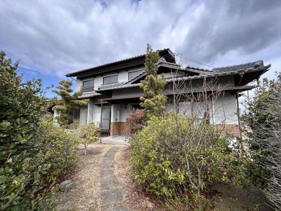 Spacious 7DK House on Large Corner Lot in Takamatsu City - Thumbnail 2