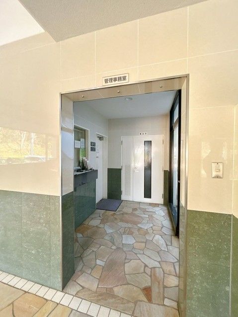 Renovated 2LDK Apartment in Kobe, Hyogo - Thumbnail 3