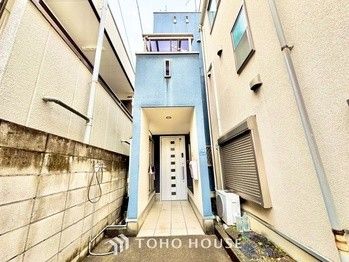 Detached House for Sale in Shinjuku, Tokyo - 2SLDK Near Shin-Ōkubo Station - Thumbnail 2