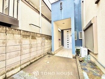 Detached House for Sale in Shinjuku, Tokyo - 2SLDK Near Shin-Ōkubo Station - Image 1