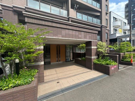 3LDK Apartment for Sale in Maruyama, Sapporo - Thumbnail 2