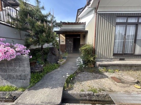 Renovated 3LDK House for Sale in Toyama City with Large Lot - Thumbnail 2