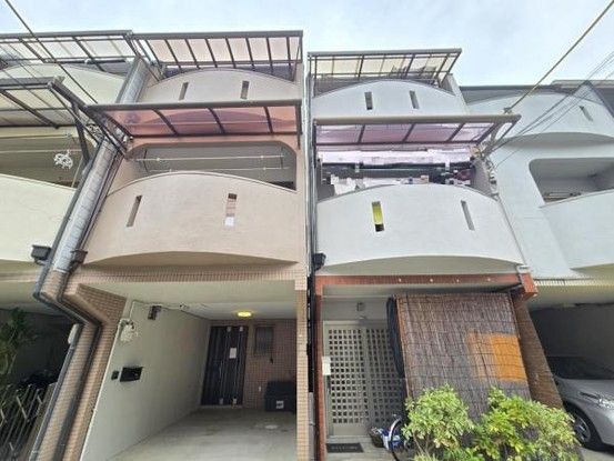 5LDK Detached House for Sale in Joto Ward, Osaka - Image 1