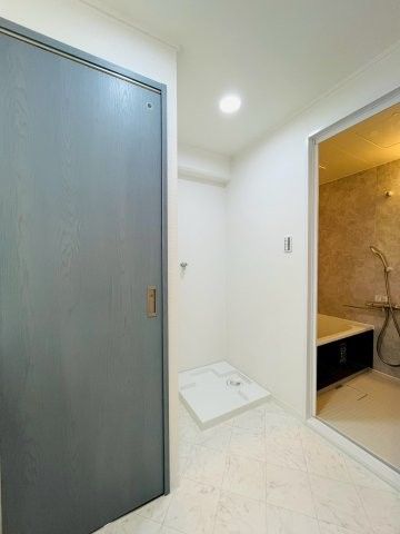Renovated 1LDK Apartment for Sale Near Midoribashi Station, Osaka - Thumbnail 4