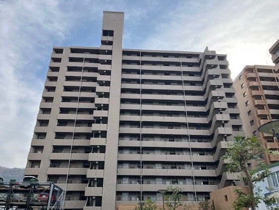 4LDK Apartment for Sale in Tokushima City with Mount Bizan Views - Image 1