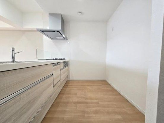 Renovated 4LDK Apartment for Sale near Hanaten Station, Osaka - Thumbnail 4