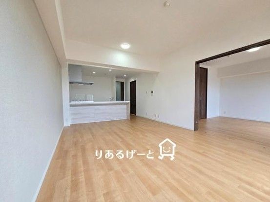 Renovated 4LDK Apartment for Sale near Hanaten Station, Osaka - Thumbnail 3