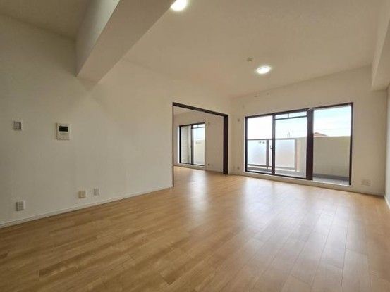 Renovated 4LDK Apartment for Sale near Hanaten Station, Osaka - Thumbnail 4