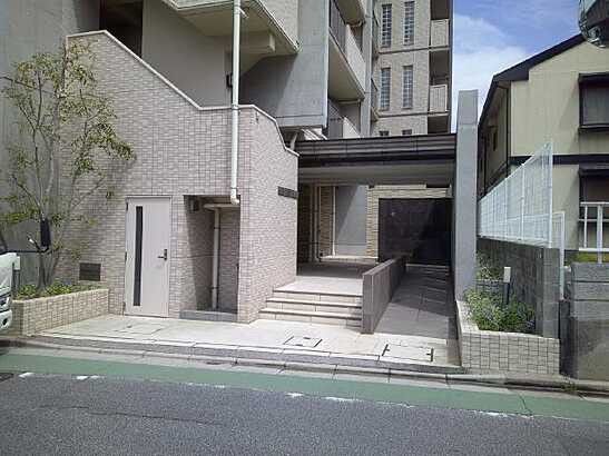 3LDK Top-Floor Apartment in Fuchu-cho, Hiroshima - Thumbnail 4