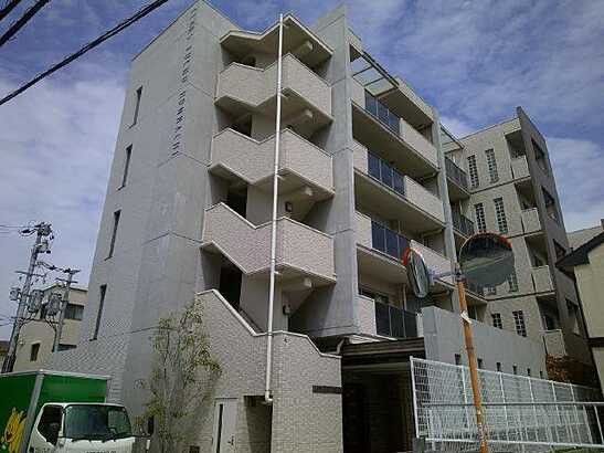 3LDK Top-Floor Apartment in Fuchu-cho, Hiroshima - Thumbnail 2