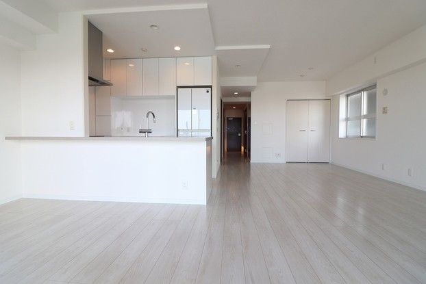 2LDK Apartment for Sale in Chatan, Okinawa - 71.79m² - Thumbnail 3