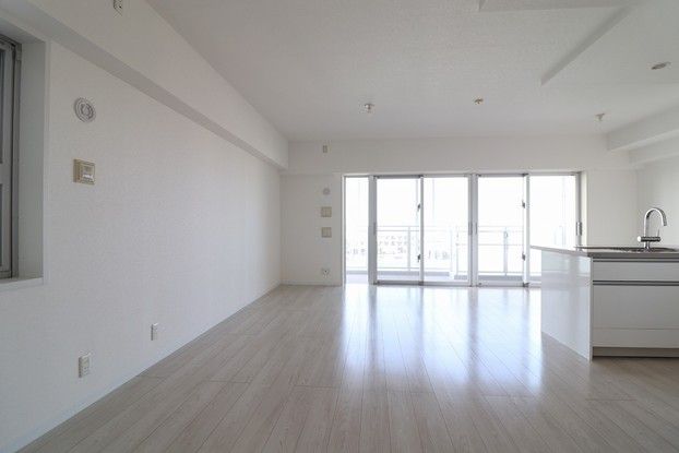 2LDK Apartment for Sale in Chatan, Okinawa - 71.79m² - Thumbnail 2